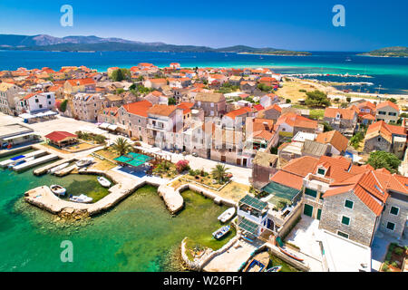 Bunte Insel Krapanj Antenne Panoramablick, Meer schwamm Ernte Dorf, Archipel von Sibenik Kroatien Stockfoto