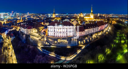 Antenne Nacht Panorama Tallinns mittelalterliche Altstadt, Toompea Hügel mit der estnischen Regierung Gebäude im Zentrum und modernen Stadtzentrum im Hintergrund Stockfoto