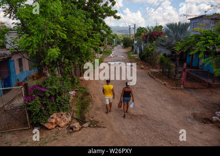 La Boca, Kuba - Juni 6, 2019: Luftaufnahme von einer Straße in einem Wohnviertel, in einer kleinen Stadt in der Nähe von Trinidad, Kuba. Stockfoto