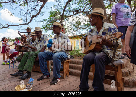 Trinidad, Kuba - Juni 6, 2019: ein Band der Musiker spielen auf den Straßen einer kleinen kubanischen Stadt während einer lebendigen sonnigen Tag. Stockfoto