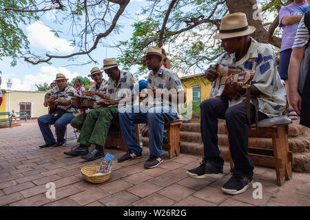 Trinidad, Kuba - Juni 6, 2019: ein Band der Musiker spielen auf den Straßen einer kleinen kubanischen Stadt während einer lebendigen sonnigen Tag. Stockfoto