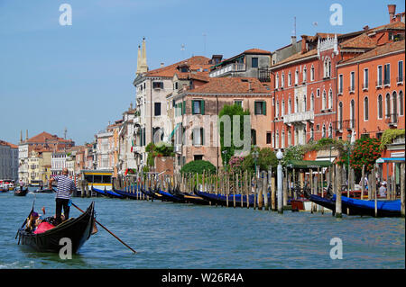 Die Süd/West Bank des Grand Canal in Venedig, vom Palazzo Balbi links in das frühe 20. Jahrhundert Casa Ravà, stromabwärts von der Rialtobrücke Stockfoto