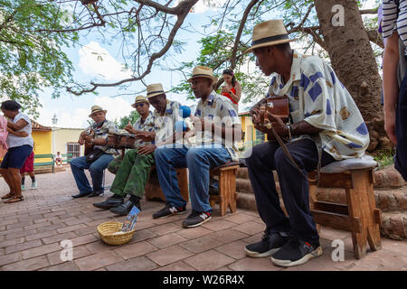 Trinidad, Kuba - Juni 6, 2019: ein Band der Musiker spielen auf den Straßen einer kleinen kubanischen Stadt während einer lebendigen sonnigen Tag. Stockfoto