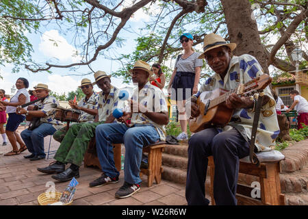 Trinidad, Kuba - Juni 6, 2019: ein Band der Musiker spielen auf den Straßen einer kleinen kubanischen Stadt während einer lebendigen sonnigen Tag. Stockfoto