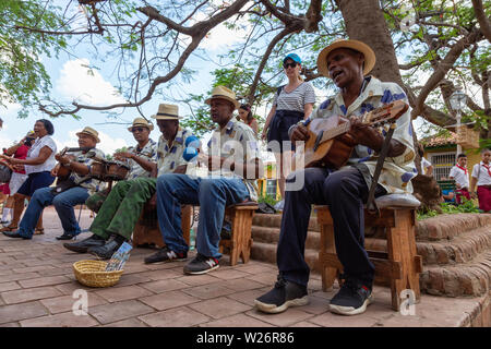 Trinidad, Kuba - Juni 6, 2019: ein Band der Musiker spielen auf den Straßen einer kleinen kubanischen Stadt während einer lebendigen sonnigen Tag. Stockfoto