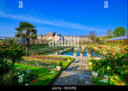 London, Großbritannien, 17. April 2019: Kensington Palace Gardens an einem Frühlingsmorgen in London, Großbritannien. Stockfoto