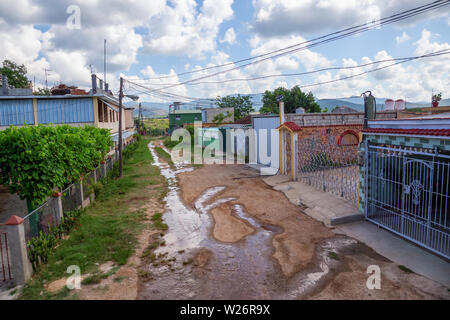 Luftaufnahme von einem Wohngebiet in einer kleinen Stadt, La Boca, in der Nähe von Trinidad, Kuba. Stockfoto