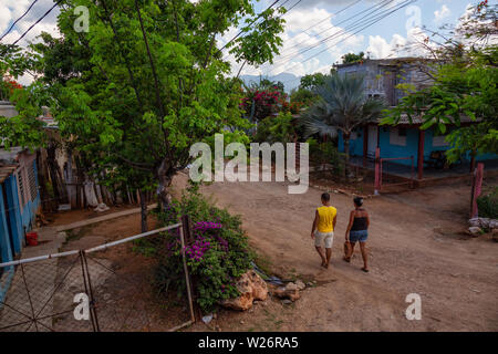 La Boca, Kuba - Juni 6, 2019: Luftaufnahme von einer Straße in einem Wohnviertel, in einer kleinen Stadt in der Nähe von Trinidad, Kuba. Stockfoto