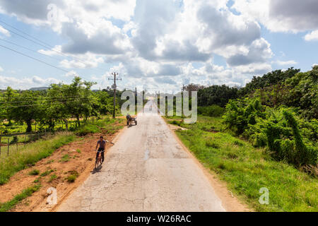 La Boca, Kuba - Juni 6, 2019: Luftaufnahme von einer Straße in einem Land in der Nähe von Trinidad. Stockfoto