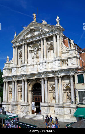 Die Kirche von Santa Maria de Nazaret, im Volksmund bekannt als ich Scalzi, erbaut 1656-89, der barocken Fassade ist von Giuseppe Sardi. Stockfoto