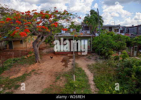 Luftaufnahme von einem Wohngebiet in einer kleinen Stadt, La Boca, in der Nähe von Trinidad, Kuba. Stockfoto