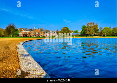 London, Großbritannien, 17. April 2019: Kensington Palace Gardens an einem Frühlingsmorgen in London, Großbritannien. Stockfoto