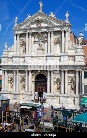 Die Kirche von Santa Maria de Nazaret, im Volksmund bekannt als ich Scalzi, erbaut 1656-89, der barocken Fassade ist von Giuseppe Sardi. Stockfoto