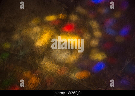 Abstrakte mehrfarbige Muster der dappled Licht auf die innere Steinboden aus dem Glasfenster in der Kathedrale von Lissabon, Portugal. Stockfoto
