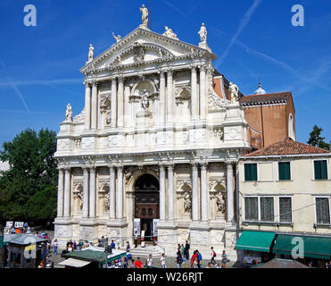 Die Kirche von Santa Maria de Nazaret, im Volksmund bekannt als ich Scalzi, erbaut 1656-89, der barocken Fassade ist von Giuseppe Sardi. Stockfoto