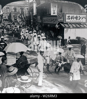 [1900s Japan - verletzte Soldaten, Russisch-Japanischen Krieg] - verletzte Soldaten aus dem Vorderen während des Russisch-Japanischen Krieges (1904-1905) sind auf Würfe von Shinbashi Station in Tokio durchgeführt. Die Haltung von einigen der Zuschauer macht Sie sprachlos zu sein scheinen. 20. jahrhundert Vintage stereoview. Stockfoto