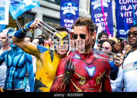 Vom 6. Juli 2019 - zwei Männer, gekleidet wie Wolverine und Iron Man in London Pride Parade, Großbritannien Stockfoto