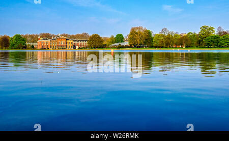 London, Großbritannien, 17. April 2019: Kensington Palace Gardens an einem Frühlingsmorgen in London, Großbritannien. Stockfoto