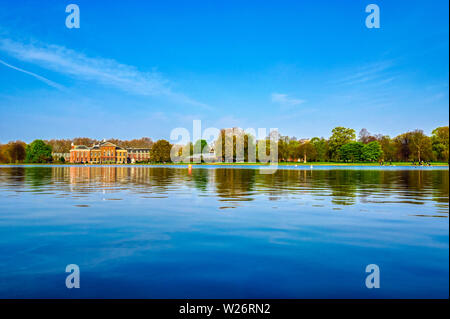 London, Großbritannien, 17. April 2019: Kensington Palace Gardens an einem Frühlingsmorgen in London, Großbritannien. Stockfoto