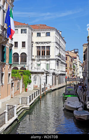 Blick von der Ponte Cappello, auf dem Rio Marin in Venedig, der Palast in der Mitte ist der Palazzo Gradenigo, die Ponte de la Bergama ist wichtig Durchgangsstraße Stockfoto