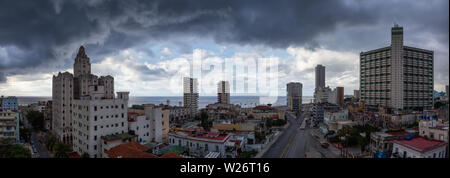 Antenne Panoramasicht auf die Stadt Havanna, der Hauptstadt von Kuba, in einer dramatischen und Sturm bewölkten Tag. Stockfoto