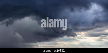 Panoramablick auf eine dramatische Cloudscape bei stürmischem Wetter Tag. In Havanna, Kuba. Stockfoto