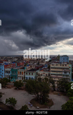 Luftaufnahme der Stadt Havanna, der Hauptstadt von Kuba, in einer dramatischen und Sturm bewölkten Tag. Stockfoto