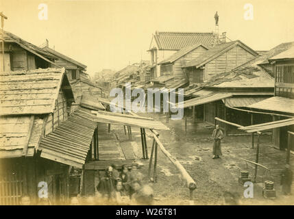 [1870s Japan - Holzhäuser in Nihonbashi, Tokyo] - Holzhäuser in Anjin-cho in Nihonbashi Kitagawa, Tokio. Miura Anjin Geburtshaus. Der frühen Meiji. Dieses Bild wurde in den Fernen Osten am 17. Juni veröffentlicht, 1872 (Meiji 5). Anjin-cho wurde nach William Adams (1564-1620), in Japan bekannt als Miura Anjin benannt. Adams war ein englischer Navigator, die nach Japan auf das holländische Schiff der Liefde im Jahre 1600 und ist vermutlich der erste Brite zu sein, überhaupt, Japan zu erreichen gereist. 19 Vintage albumen Foto. Stockfoto