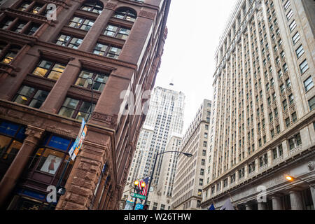 USA, Chicago, Illinois. Mai 9, 2019. Stadtbild, Frühling. Chicago City Gebäuden bewölkter Himmel Hintergrund, Low Angle View Stockfoto