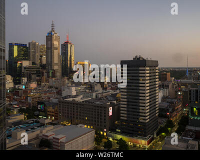 Sonnenaufgangslicht über Melbourne CBD-Gebäude Stockfoto