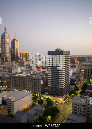 Sonnenaufgangslicht über Melbourne CBD-Gebäude Stockfoto