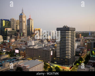 Sonnenaufgangslicht über Melbourne CBD-Gebäude Stockfoto