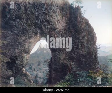 [1880s Japan - Mt. Myogi, Kanagawa] - Erstes Tor Rock am Mt. Myogi (1.114 m), an der Grenze des Shimonita-machi, tomioka Stadt und Annaka Stadt in Gunma Präfektur. Die Gegend war entlang der Nakasendo, einer der beiden Routen, Edo (heute Tokio) nach Kyoto verbunden. Mt. Diedrei Myogi ist einer der großen Plätze der schroffen Schönheit in Japan. Die anderen beiden sind Yabakei Schlucht in Kyushu und Kankakei Schlucht in Shikoku. 19 Vintage albumen Foto. Stockfoto