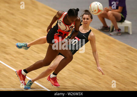 Cardiff, Wales, UK. 06. Juli 2019. die Maßnahmen aus Nordirland (in Grün) v Trinidad und Tobago, internationale netball freundlich an der Viola Arena in Cardiff, South Wales am Samstag, den 6. Juli 2019. Die Teams bereiten sich auf die NETBALL-wm nächste Woche. pic von Andrew Obstgarten/Andrew Orchard sport Fotografie/Alamy leben Nachrichten Stockfoto