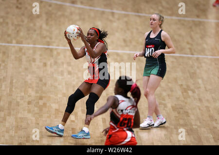 Cardiff, Wales, UK. 06. Juli 2019. die Maßnahmen aus Nordirland (in Grün) v Trinidad und Tobago, internationale netball freundlich an der Viola Arena in Cardiff, South Wales am Samstag, den 6. Juli 2019. Die Teams bereiten sich auf die NETBALL-wm nächste Woche. pic von Andrew Obstgarten/Andrew Orchard sport Fotografie/Alamy leben Nachrichten Stockfoto