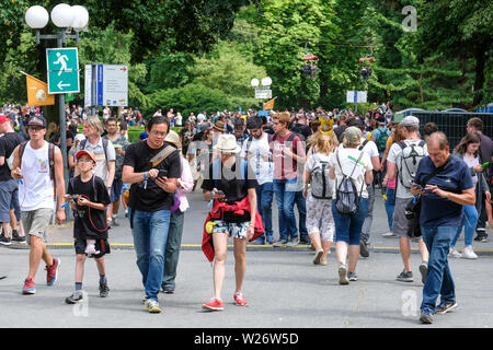 Dortmund, Deutschland, 06.Juli 2019: Spieler besuchen Pokemon gehen Fest im Dortmunder Westfalenpark am Juli 06, 2019. Mobile Game Developer Niantic statt der 4-tägigen Pokemon gehen Fest in Dortmund von Donnerstag bis Sonntag, mit Tausenden von Spielern die Teilnahme an der Veranstaltung - POKEMON LOS Festival im Dortmunder Westfalenpark vom 4.7. bis 7.7.2019. Dortmund, Deutschland Stockfoto