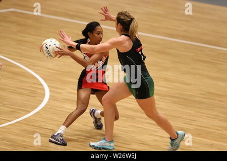 Cardiff, Wales, UK. 06. Juli 2019. die Maßnahmen aus Nordirland (in Grün) v Trinidad und Tobago, internationale netball freundlich an der Viola Arena in Cardiff, South Wales am Samstag, den 6. Juli 2019. Die Teams bereiten sich auf die NETBALL-wm nächste Woche. pic von Andrew Obstgarten/Andrew Orchard sport Fotografie/Alamy leben Nachrichten Stockfoto