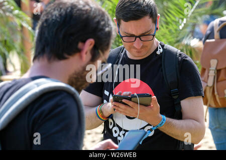 Dortmund, Deutschland, 06.Juli 2019: Spieler besuchen Pokemon gehen Fest im Dortmunder Westfalenpark am Juli 06, 2019. Mobile Game Developer Niantic statt der 4-tägigen Pokemon gehen Fest in Dortmund von Donnerstag bis Sonntag, mit Tausenden von Spielern die Teilnahme an der Veranstaltung - POKEMON LOS Festival im Dortmunder Westfalenpark vom 4.7. bis 7.7.2019. Dortmund, Deutschland Stockfoto