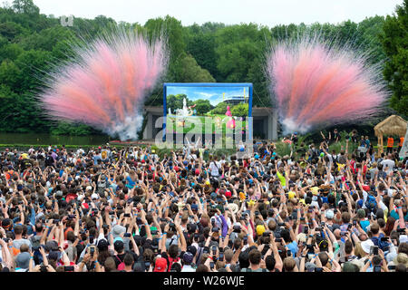 Dortmund, Deutschland, 06.Juli 2019: Abschluss Feuerwerk um die Pokémon gehen Fest im Dortmunder Westfalenpark am Juli 06, 2019. Mobile Game Developer Niantic statt der 4-tägigen Pokemon gehen Fest in Dortmund von Donnerstag bis Sonntag, mit Tausenden von Spielern die Teilnahme an der Veranstaltung - POKEMON LOS Festival im Dortmunder Westfalenpark vom 4.7. bis 7.7.2019. Dortmund, Deutschland Stockfoto