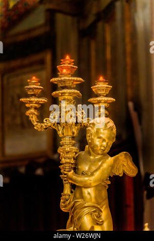 Goldener Engel Statue Licht Basilika Santa Maria Maggiore, Rom, Italien. Einer von vier Päpstlichen Basiliken, 422-432, zu Ehren der Jungfrau Maria erbaut, wurde Pap Stockfoto