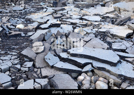 Die Brocken von Asphalt, kaputte Straße, Reparaturarbeiten an einer Baustelle Stockfoto
