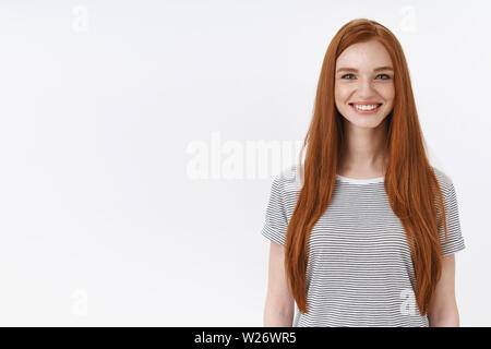 Charmantes, freundliches, angenehmes rothaarige Mädchen Studenten glücklich lächelnd Kamera aussehen erregt teilnehmen Tanz Klasse lernen Neues Hobby stehen w Stockfoto