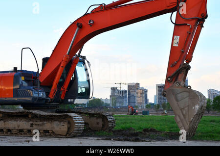 Kettenbagger in Baustelle auf und blauer Himmel. Besondere schwere Baumaschinen - Bild Stockfoto