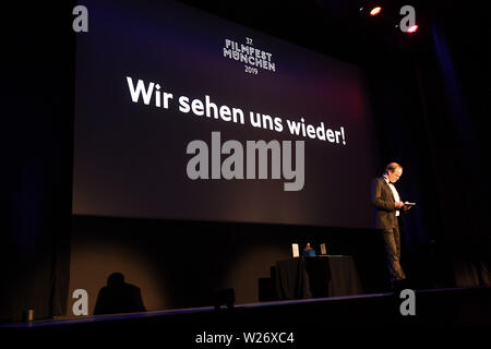 München, Deutschland. 06 Juli, 2019. Der Schriftzug "Wir sehen uns wieder!" ist auf einem Bildschirm im Gasteig vor dem Filmfest München endet heute mit Preisverleihungen geschrieben. Credit: Felix Hörhager/dpa/Alamy leben Nachrichten Stockfoto