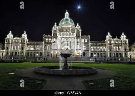 Das Parlament Gebäude alle bis in die Nacht in Victoria, BC, Kanada beleuchtet. Stockfoto