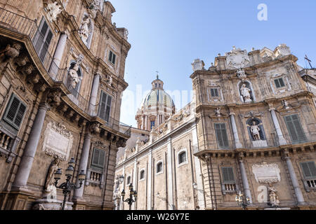 Quattro Canti oder Four Corners Kreuzung Straßenansicht in Palermo, Sizilien an einem sonnigen Tag. Stockfoto