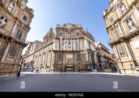 Quattro Canti oder Four Corners Kreuzung Straßenansicht in Palermo, Sizilien an einem sonnigen Tag. Stockfoto