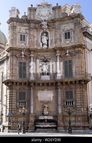 Quattro Canti oder Four Corners Kreuzung Straßenansicht in Palermo, Sizilien an einem sonnigen Tag. Stockfoto