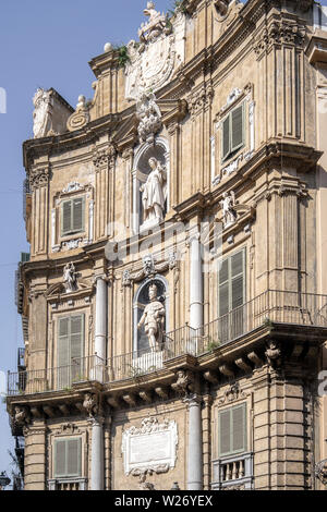 Quattro Canti oder Four Corners Kreuzung Straßenansicht in Palermo, Sizilien an einem sonnigen Tag. Stockfoto