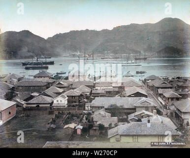 [1880s Japan - Oura ausländische Siedlung, Nagasaki] - die großen Schiffe im Hafen von Nagasaki und westlichen Stil Häuser im Oura ausländische Siedlung in Nagasaki, Ca. 1887. 19 Vintage albumen Foto. Stockfoto